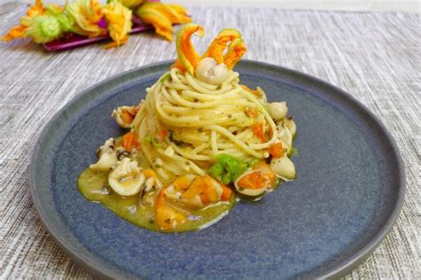 Spaghetti Con Le Seppie E Fiori Di Zucca