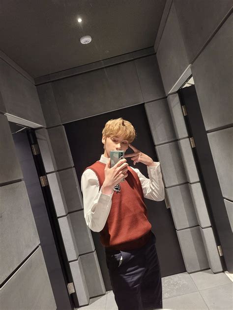 ً On Twitter · · Hueningkai › 태현 ↧ Weverse Update 210416 Foto Mirror Korean American