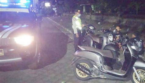 NUSABALI Polisi Bubarkan Puluhan ABG Yang Nongkrong Tengah Malam