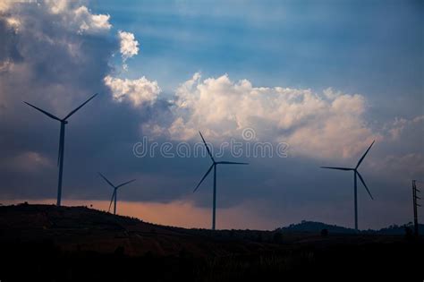 Ferme De Turbine De Vent De Silhouette Au Coucher Du Soleil Photo Stock