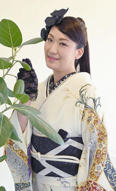 市川由紀乃、デビュー30周年 新曲「花わずらい」で新たな挑戦：東京新聞デジタル