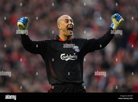 PEPE REINA LIVERPOOL FC ANFIELD LIVERPOOL ENGLAND 08 April 2009 Stock ...