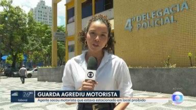 Repórter da GloboNews come mosca ao vivo e engasga