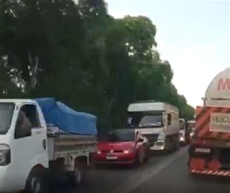 Motoristas Enfrentam Trânsito Lento E Congestionamento Na BR 135