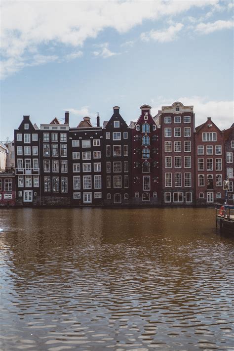 How to See the Damrak Canal Houses (Dancing Gingerbread Houses) in ...