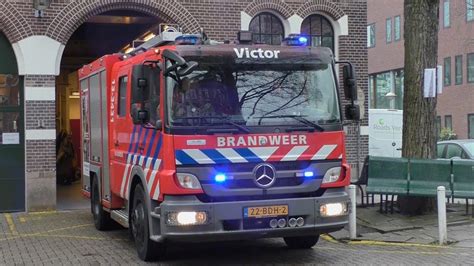 Brandweer Politie Ambulance En OVDG Met Spoed Naar Een Middel