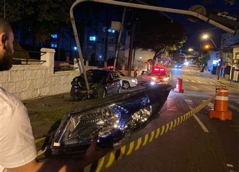 Motorista Se Perde E Derruba Sinaleira Na Frente Do Quartel Em Caxias