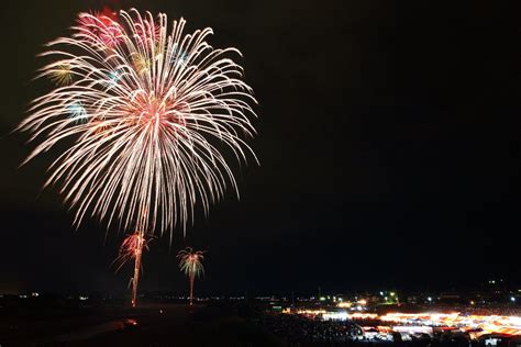 亀岡花火大会の夜空を彩る大輪の花火 花火 夜空 花火大会