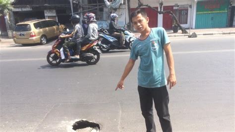 Lubang Menganga Di Jalan Mohammad Toha Usik Kenyamanan Warga Dan