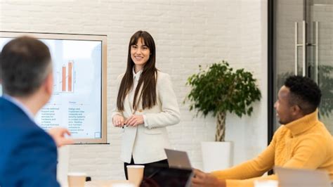 L Der De Equipo Femenino En Una Reuni N De Negocios En Una Oficina