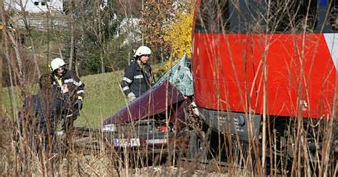 Rotlicht Bersehen Zug Erfasst Auto Auf Bahn Bergang Lenker Tot