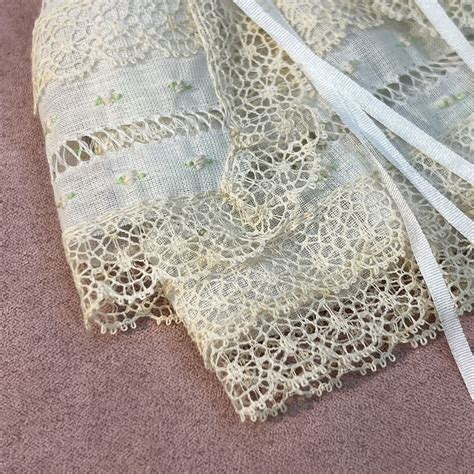 Blonde dåbskjole i antik hvid Miniature blonder