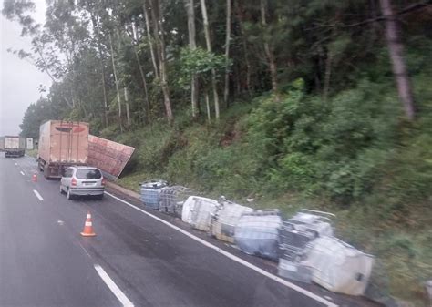 Derramamento De Carga Interrompe Tr Fego Na Rodovia R Gis Bittencourt