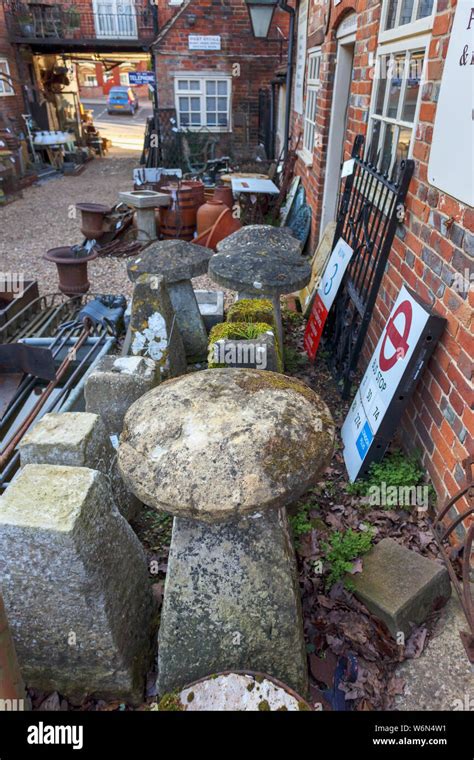 Stone garden ornaments hi-res stock photography and images - Alamy