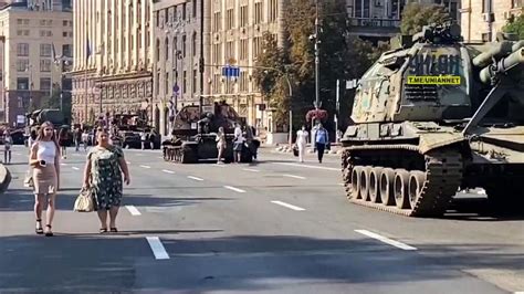 I Trofei Di Guerra Esposti Al Centro Di Kiev Video Dei Carri Armati