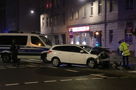 Mehrere Verletzte Bei Unfall Zwischen Polizeiauto Und Pkw Auf Der