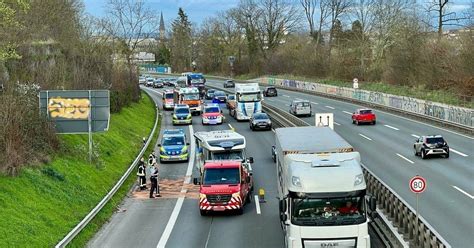 Unfall auf A565 Kollision mehrerer Fahrzeuge führt zu langem Stau