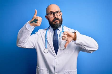 Um Homem Calvo E Bonito Barba Usando Culos E Estetosc Pio Sobre