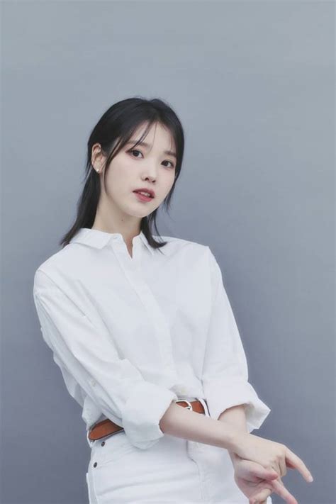 아이유 데뷔 15주년 기념 미디어 아트 전시 연예 기사 더팩트