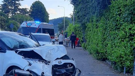 Auto Si Scontra Con Una Moto A Lesa Una Persona Ferita La Stampa