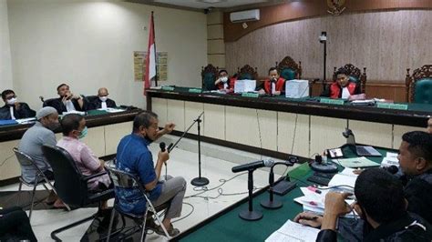 Sidang Perkara Korupsi Bupati Hsu Non Aktif Adik Kandung Terdakwa Beri