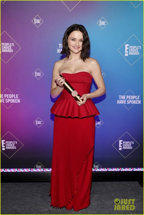 Joey King Wins At Peoples Choice Awards 2020 Teases The Kissing