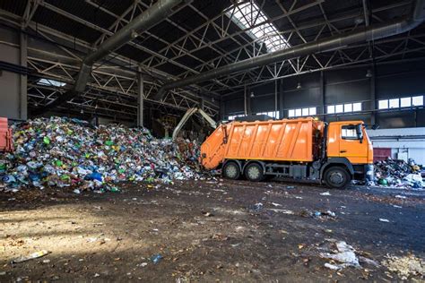 Un Camion Getta Rifiuti Nella Cernita Di Un Moderno Impianto Di