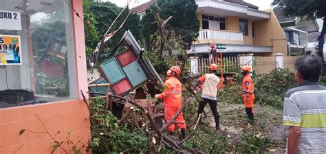 Angin Kencang Terjang Malang Dan Beberapa Wilayah Di Jateng Sejumlah