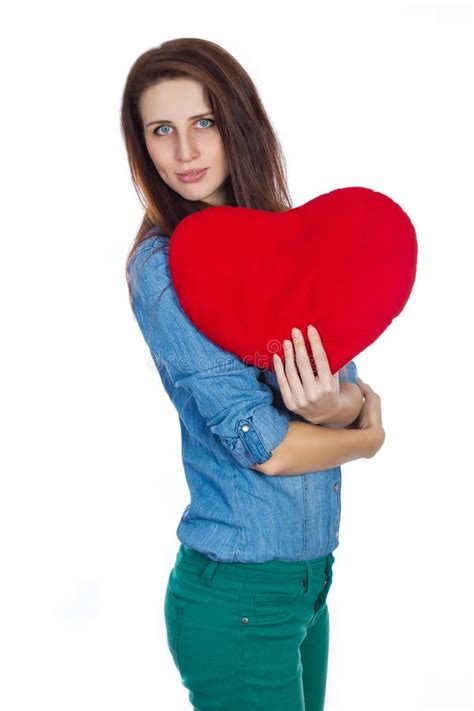 Liebe Und Valentinstag Schöner Brunette Der Ein Rotes Herz in Den Händen Lokalisiert Auf Weißem
