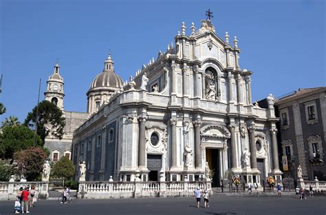 Catania Stasera In Tv Il Capoluogo Etneo Protagonista Di Storie Delle