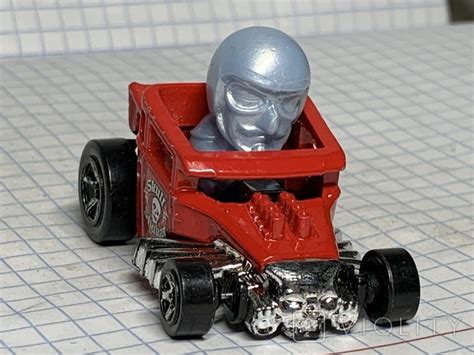 Hot Wheels Skull Shaker Violity