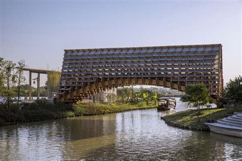 Puente de madera en el paseo marítimo de Gulou Arquine