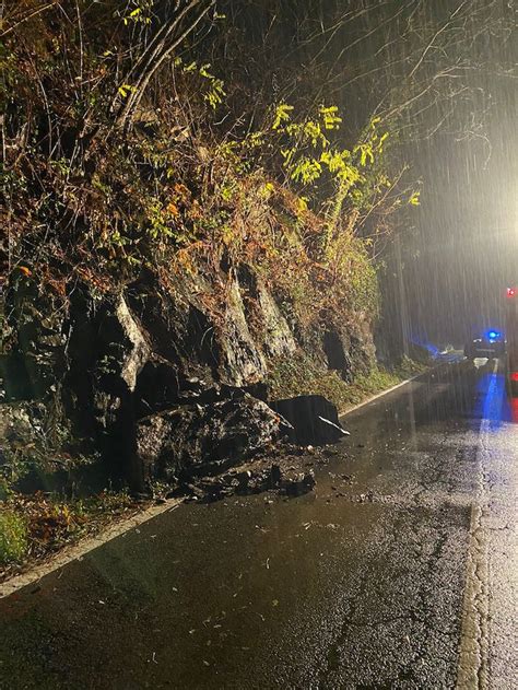 Frana Tra Luino E Cremenaga La Statale Resta Chiusa Lunghe Code A