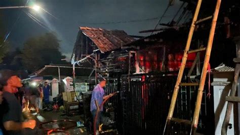 Bengkel Dan Rumah Di Permukiman Padat Penduduk Di Indramayu Terbakar