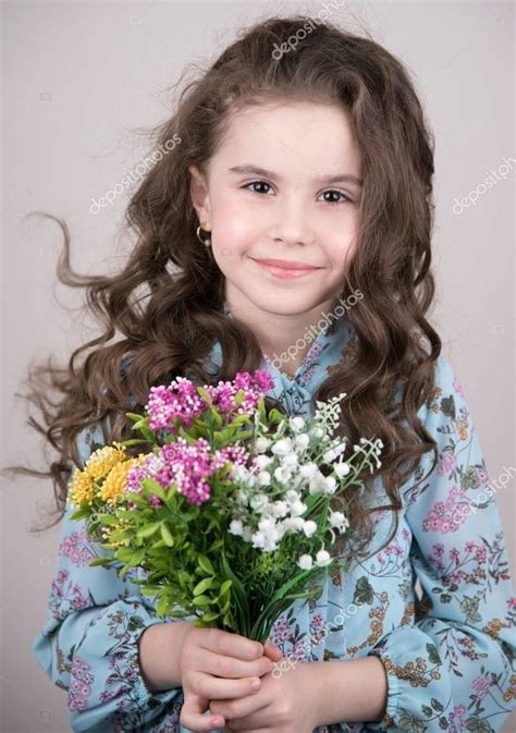 Pin De ประภาพรรณ ปานอำพันธ์ Em Child Holding Flowers Imagens De