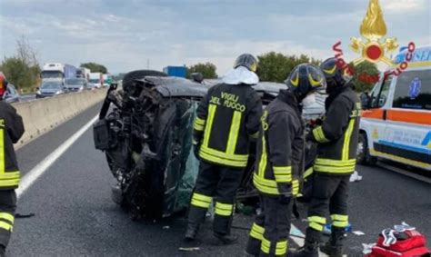 Incidente A Arezzo Auto Si Ribalta In Sorpasso Feriti Autostrada