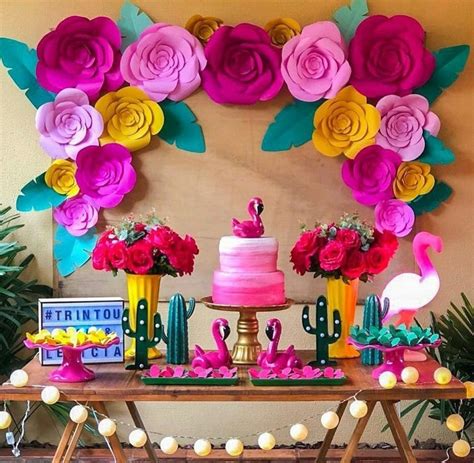 Decoración con flores de papel en el color y con la temática que