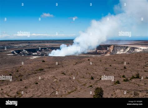 Il Fumo K Lauea Vertice Lago Di Lava Nel Parco Nazionale Dei Vulcani