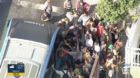 Vídeo Globocop flagra passageiros brigando para entrar em ônibus do