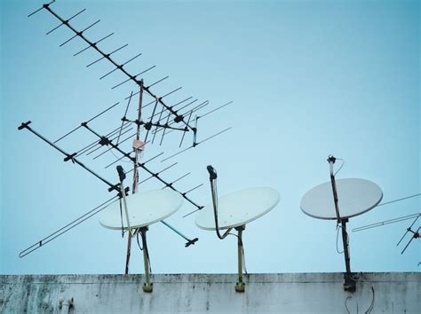 Antenne Parabolique Et Antenne Tv Au Sommet Du Bâtiment Bangkok