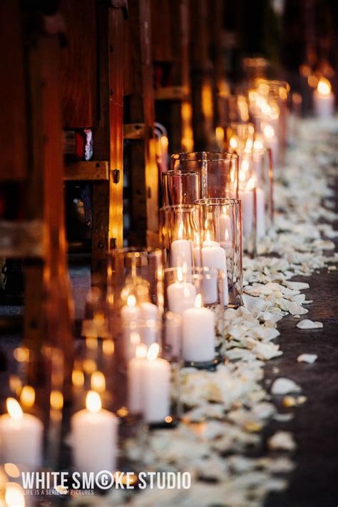 Dekoracja kościoła Candle lit wedding ceremony Wedding isle