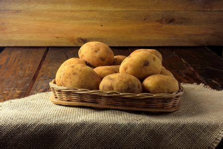 Pilha De Batatas Frescas E Cruas Colhidas Da Planta O E Colocadas Em