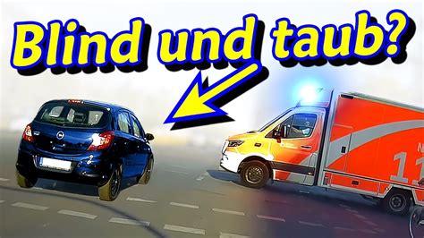 Überholen um jeden Preis Auto fährt über Radweg und Autobahn Road Rage