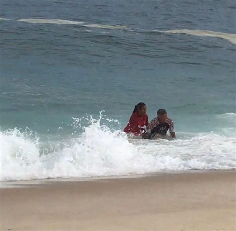 Guarda Vidas Salvam Pescador E Cachorro Deriva Ap S Barco Virar