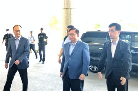 鄭文燦涉貪改裁1200萬元交保 步出法院不發一語 桃院：難認有羈押必要性