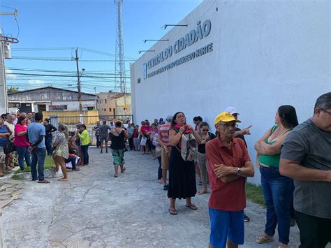 Pacientes Passam Noite Em Fila Para Receber Medicamentos Psiqui Tricos