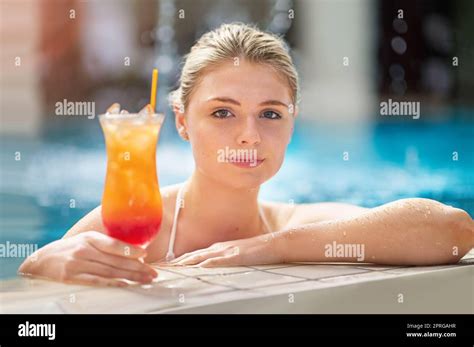 Belle Femme Blonde Attirente En Bikini Banque De Photographies Et D