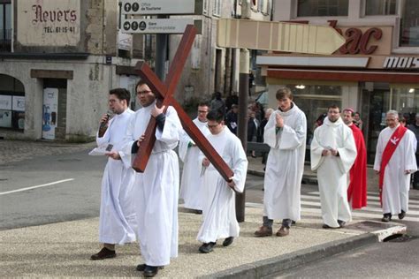 Soixante dix fidèles ont suivi le chemin de croix dans les rues de