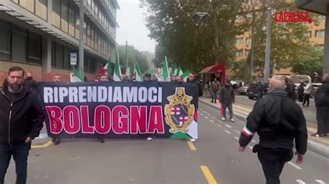 Bologna I Militanti Di Casapound Sfilano Al Corteo Di Sabato Le Immagini