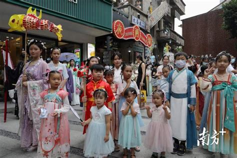 衣袂翩翩，宛若惊鸿！广州番禺百名汉服爱好者中秋巡游腾讯新闻